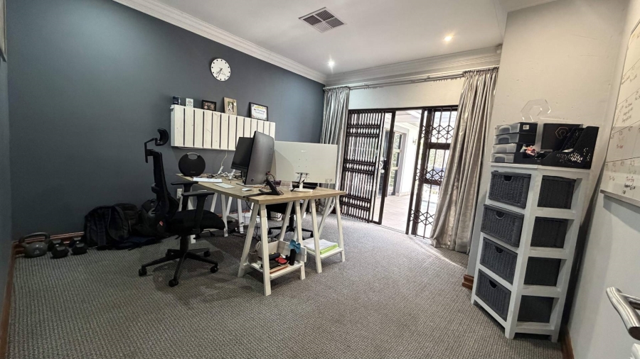 6 Bedroom Property for Sale in Heuwelsig Estate Gauteng
