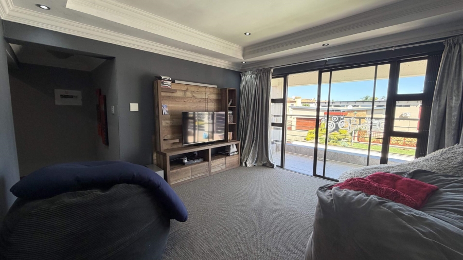 6 Bedroom Property for Sale in Heuwelsig Estate Gauteng