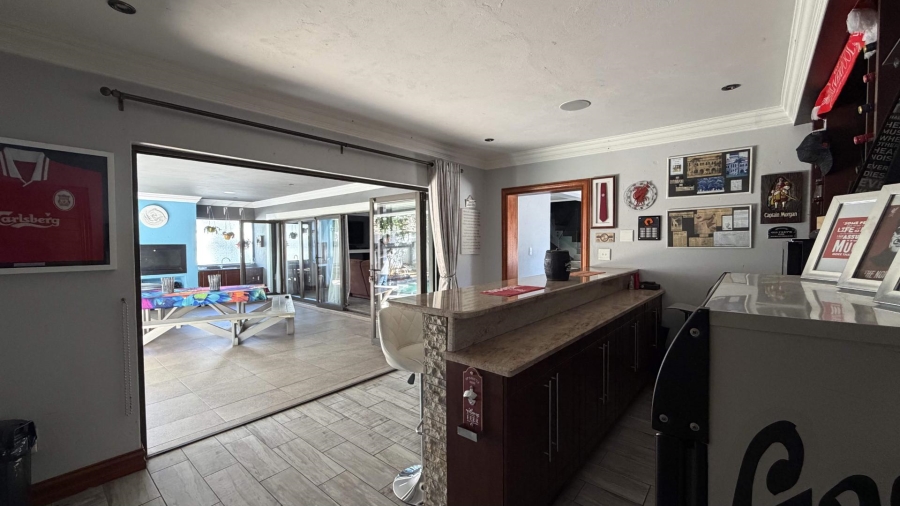 6 Bedroom Property for Sale in Heuwelsig Estate Gauteng