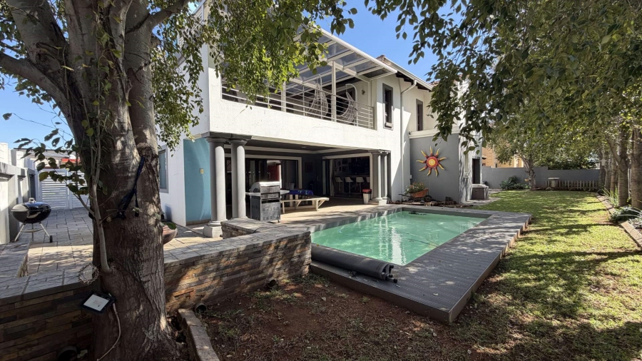 6 Bedroom Property for Sale in Heuwelsig Estate Gauteng