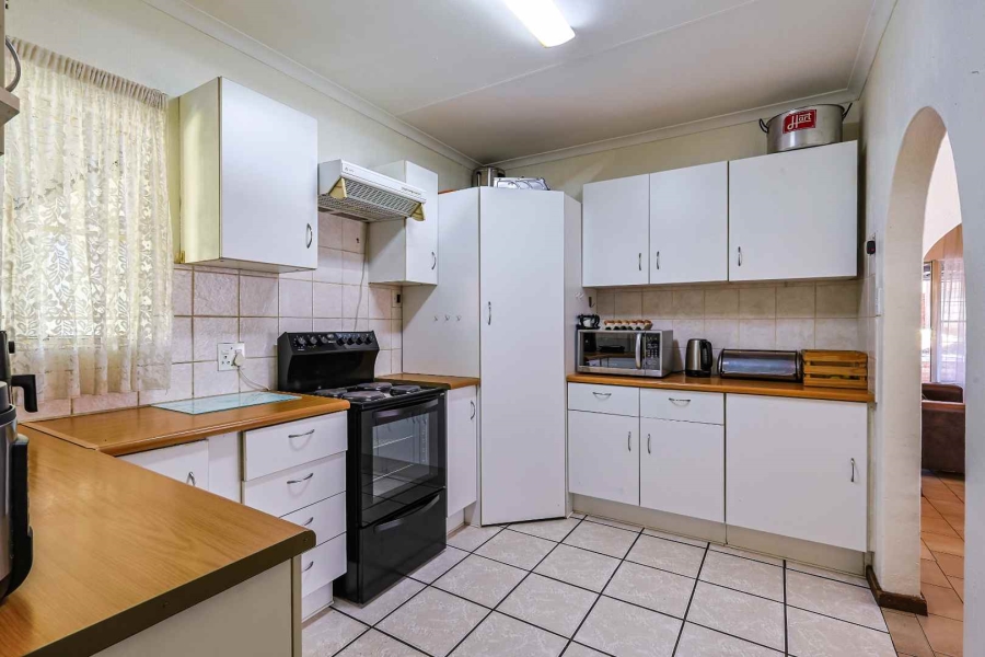 To Let 4 Bedroom Property for Rent in Garsfontein Gauteng