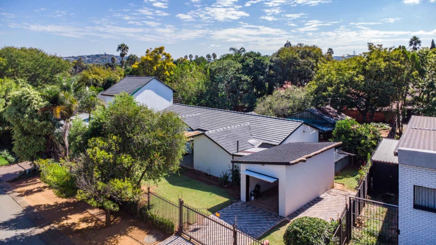 To Let 4 Bedroom Property for Rent in Garsfontein Gauteng