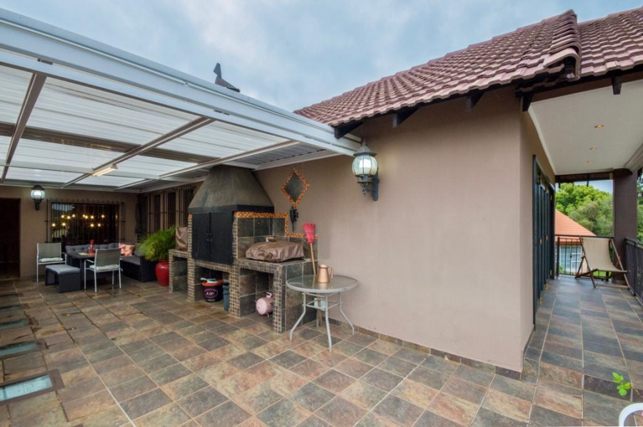 6 Bedroom Property for Sale in Glen Marais Gauteng
