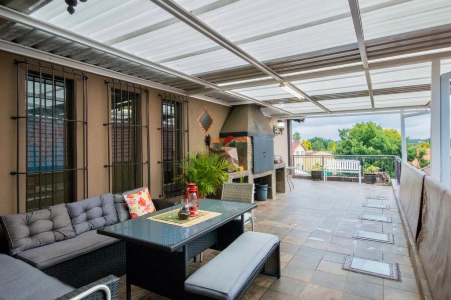 6 Bedroom Property for Sale in Glen Marais Gauteng