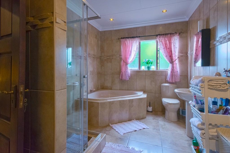 6 Bedroom Property for Sale in Glen Marais Gauteng