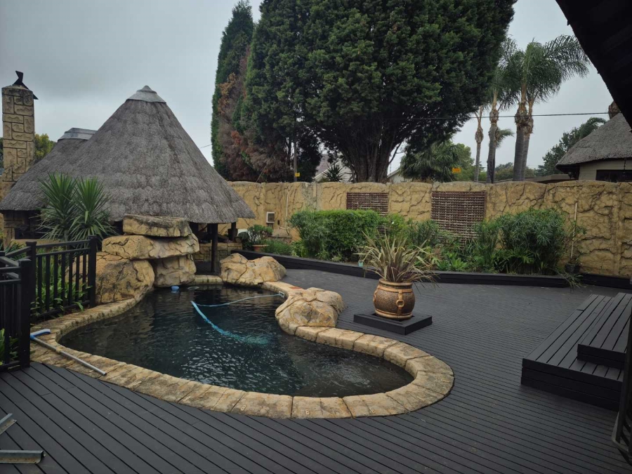 6 Bedroom Property for Sale in Glen Marais Gauteng