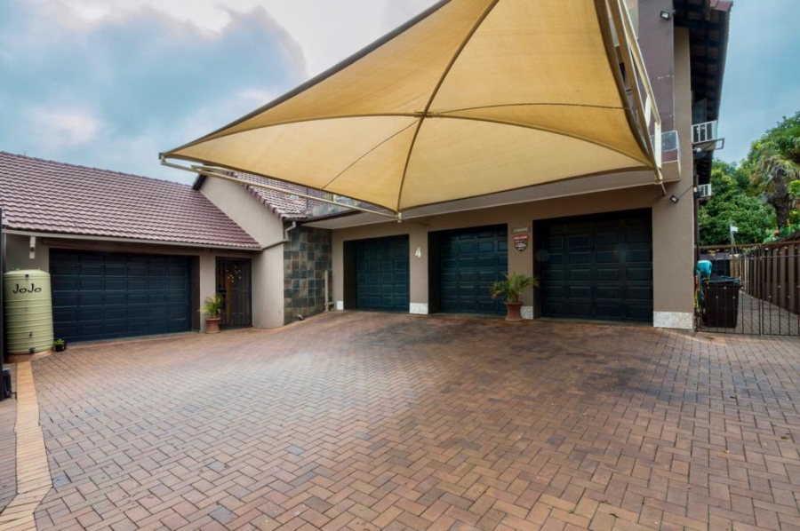 6 Bedroom Property for Sale in Glen Marais Gauteng
