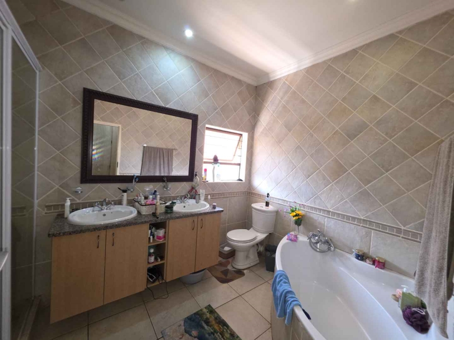 To Let 4 Bedroom Property for Rent in The Wilds Gauteng