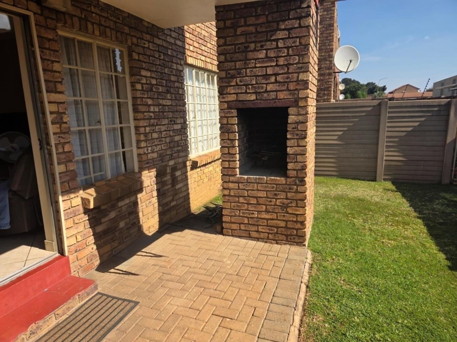 To Let 2 Bedroom Property for Rent in Pierre Van Ryneveld Gauteng