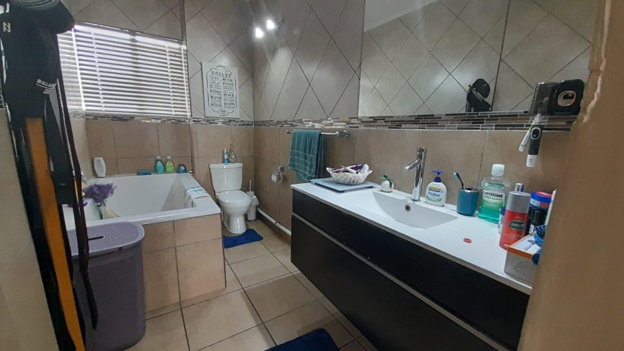 3 Bedroom Property for Sale in Aston Manor Gauteng