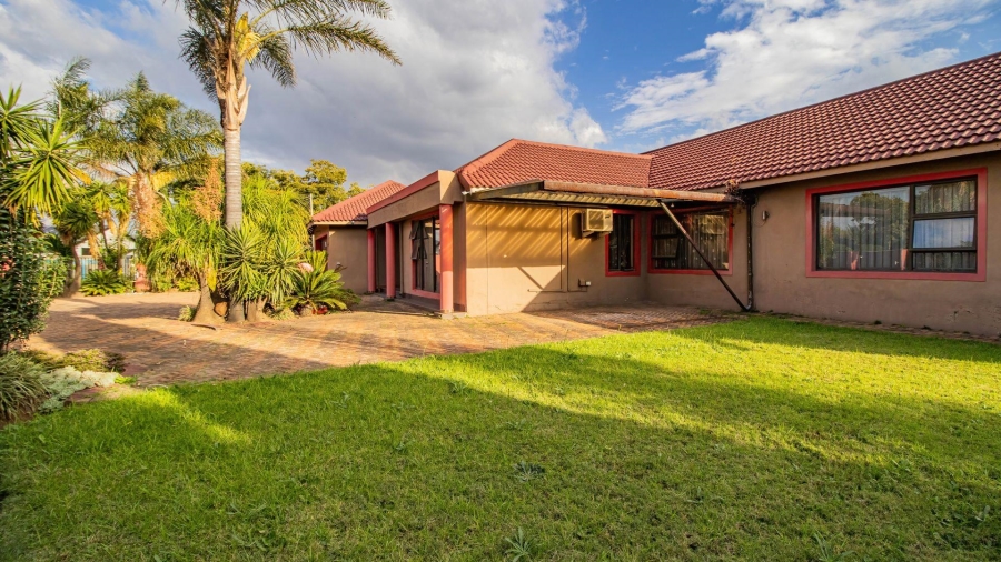 4 Bedroom Property for Sale in Mackenzie Park Gauteng