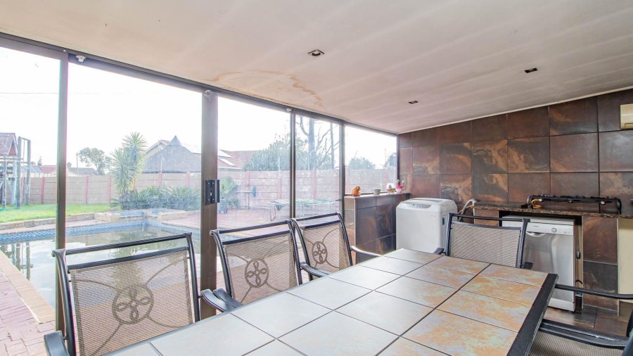 4 Bedroom Property for Sale in Mackenzie Park Gauteng