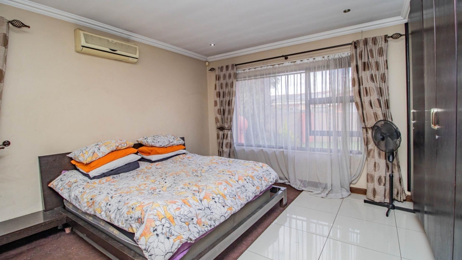 4 Bedroom Property for Sale in Mackenzie Park Gauteng