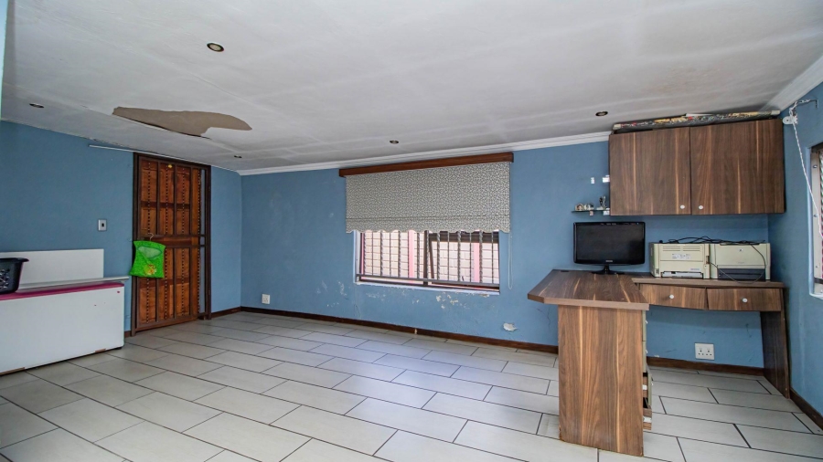 4 Bedroom Property for Sale in Mackenzie Park Gauteng