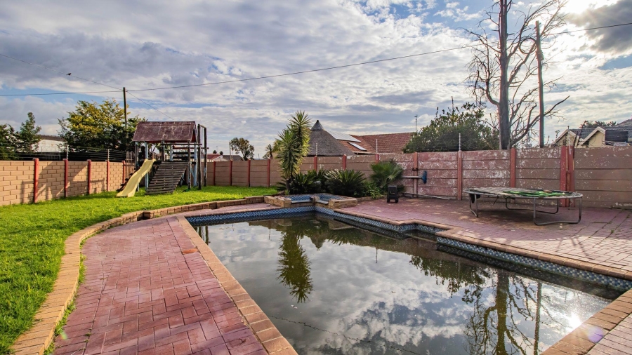 4 Bedroom Property for Sale in Mackenzie Park Gauteng