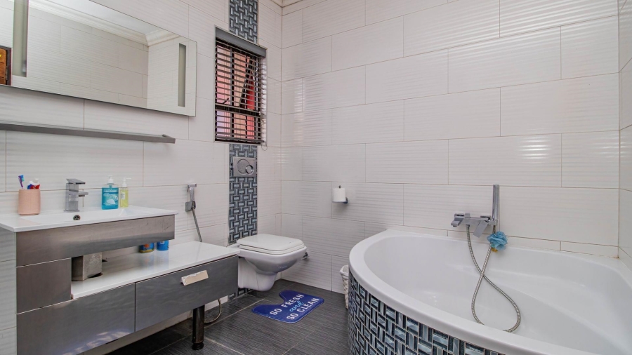 4 Bedroom Property for Sale in Mackenzie Park Gauteng