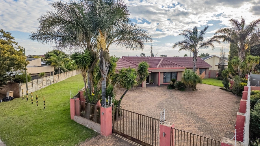 4 Bedroom Property for Sale in Mackenzie Park Gauteng