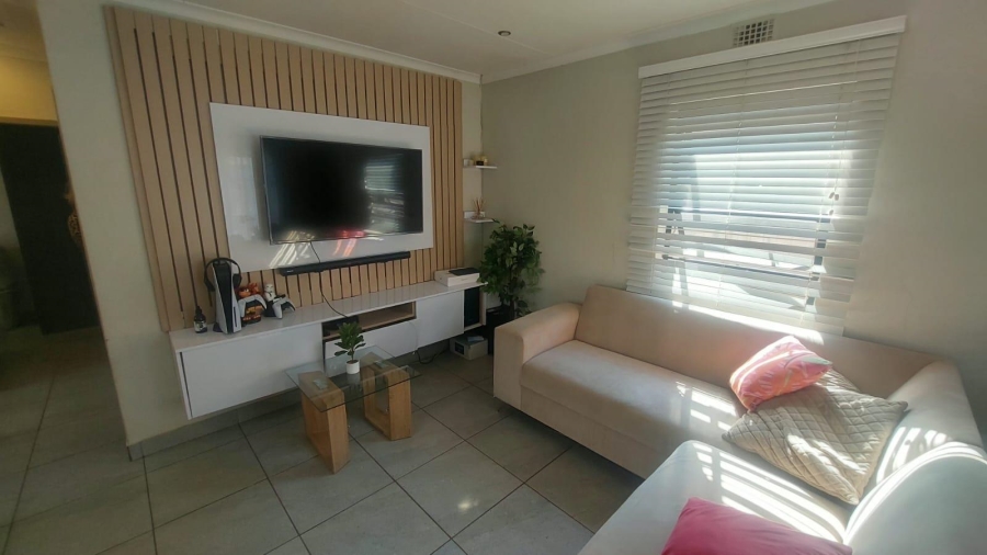 2 Bedroom Property for Sale in Alrode Gauteng