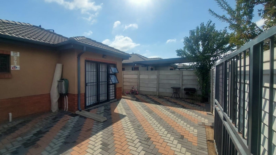 2 Bedroom Property for Sale in Alrode Gauteng
