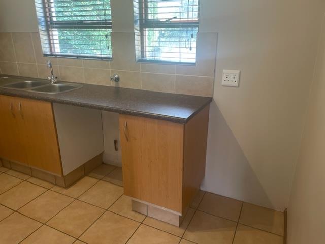 To Let 1 Bedroom Property for Rent in Waverley Gauteng