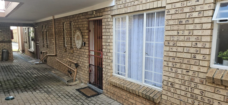 To Let 2 Bedroom Property for Rent in Faerie Glen Gauteng