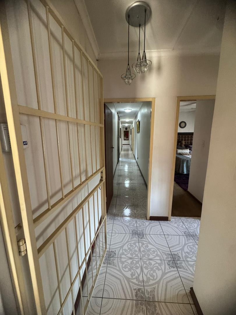 5 Bedroom Property for Sale in Mountain View Gauteng