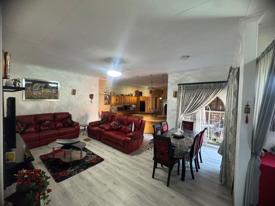 5 Bedroom Property for Sale in Mountain View Gauteng