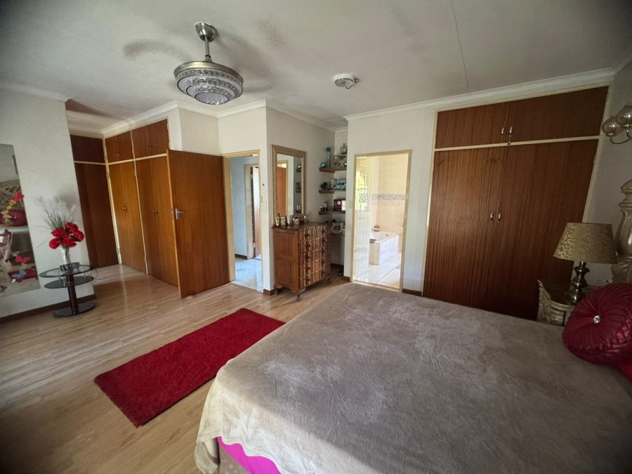 5 Bedroom Property for Sale in Mountain View Gauteng