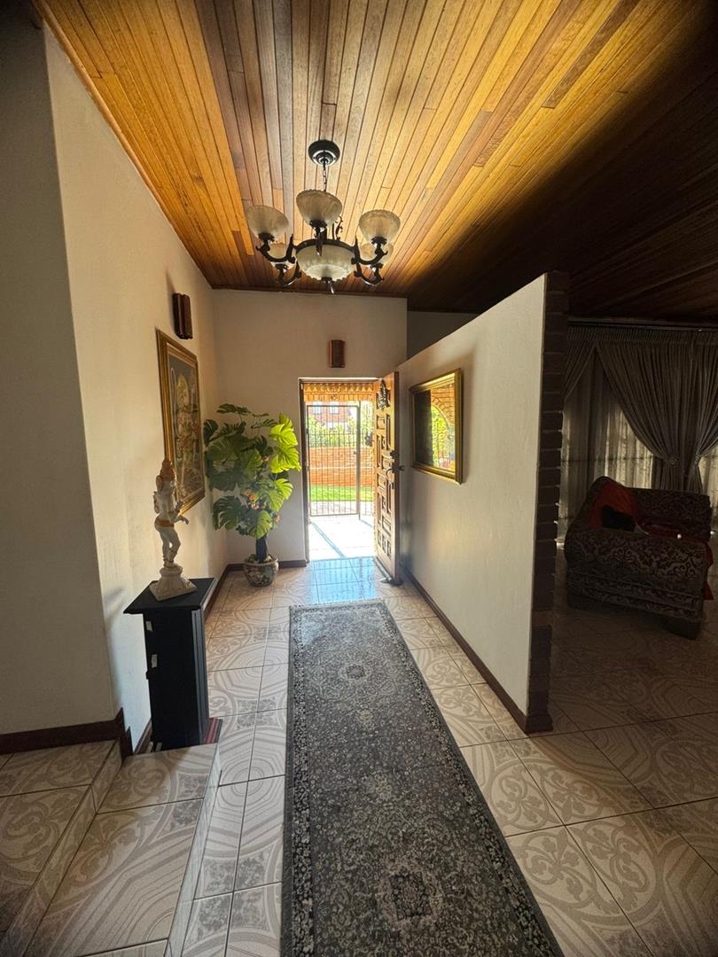 5 Bedroom Property for Sale in Mountain View Gauteng