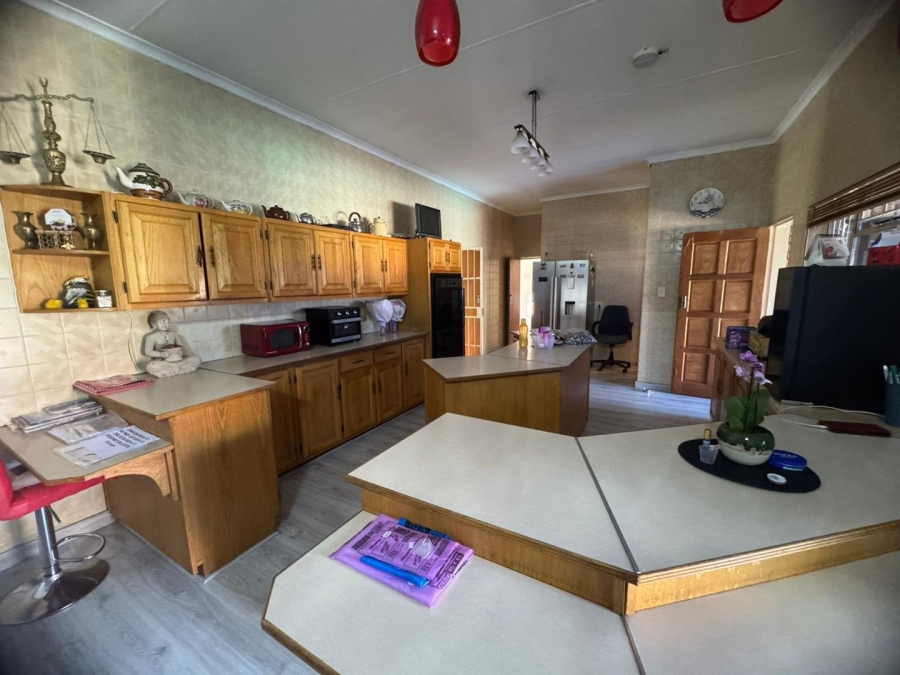 5 Bedroom Property for Sale in Mountain View Gauteng