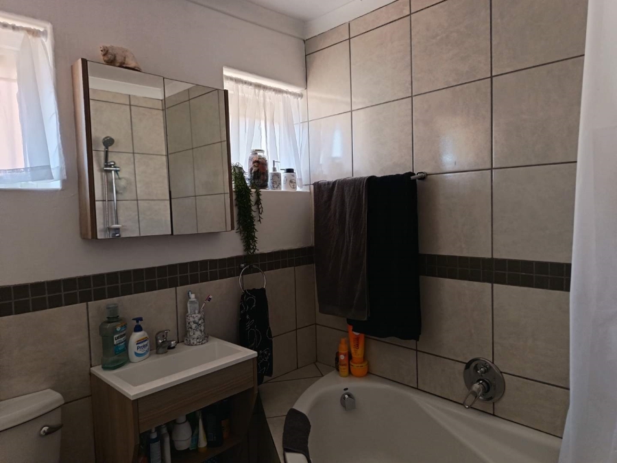 To Let 2 Bedroom Property for Rent in Glen Marais Gauteng