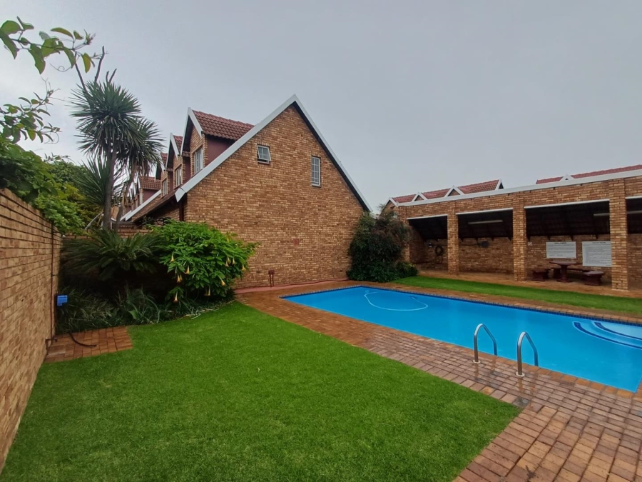 To Let 3 Bedroom Property for Rent in Bromhof Gauteng