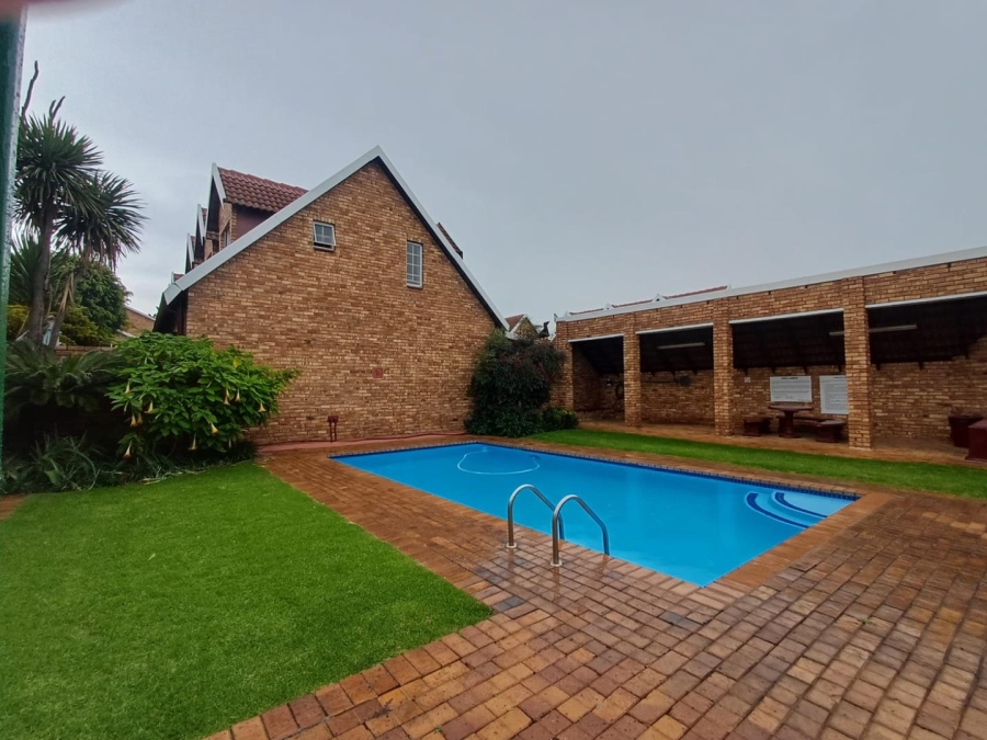 To Let 3 Bedroom Property for Rent in Bromhof Gauteng