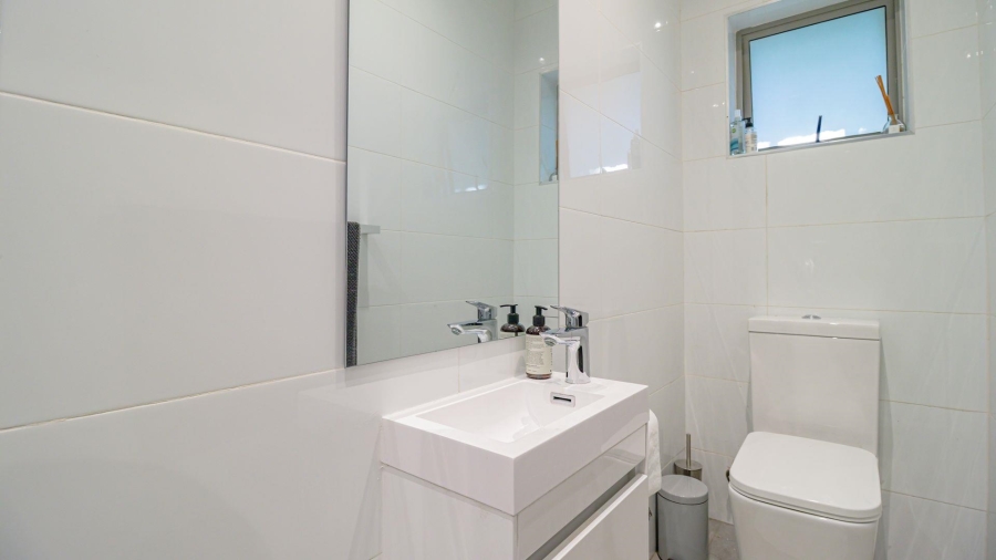 To Let 3 Bedroom Property for Rent in Benmore Gardens Gauteng