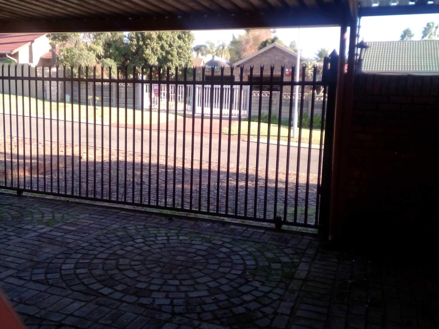 5 Bedroom Property for Sale in The Reeds Gauteng