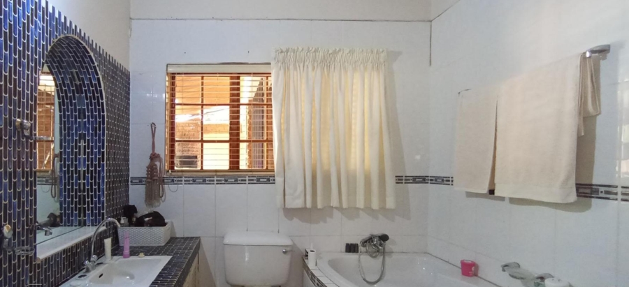 5 Bedroom Property for Sale in Constantia Park Gauteng