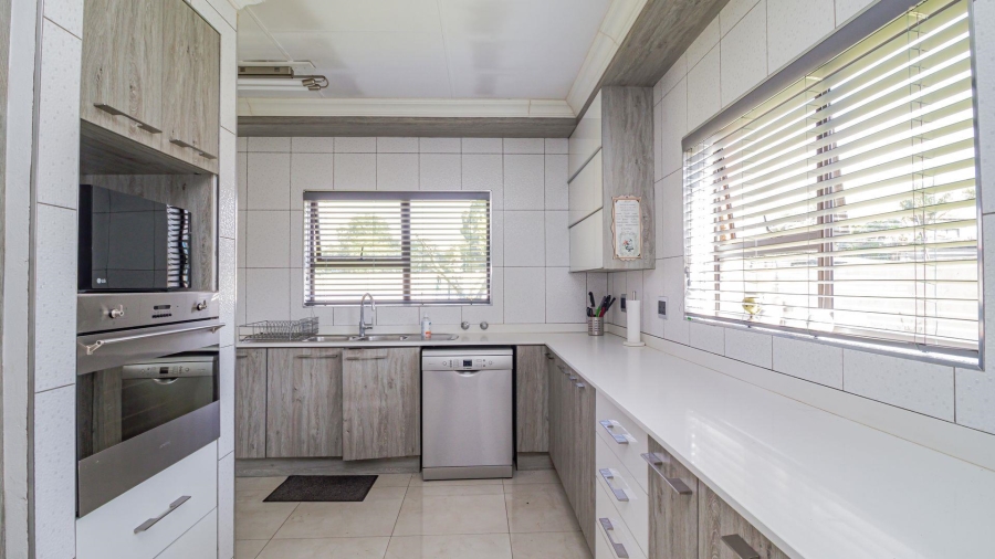 3 Bedroom Property for Sale in Lakefield Gauteng