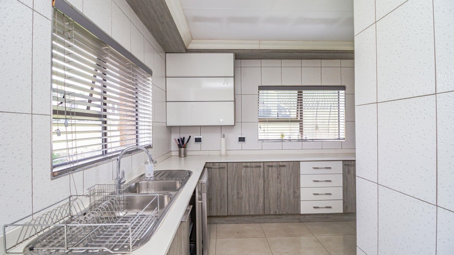 3 Bedroom Property for Sale in Lakefield Gauteng