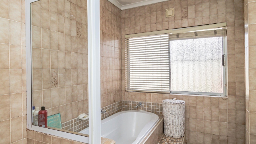 3 Bedroom Property for Sale in Lakefield Gauteng