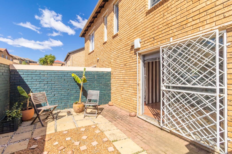 2 Bedroom Property for Sale in Strubensvallei Gauteng