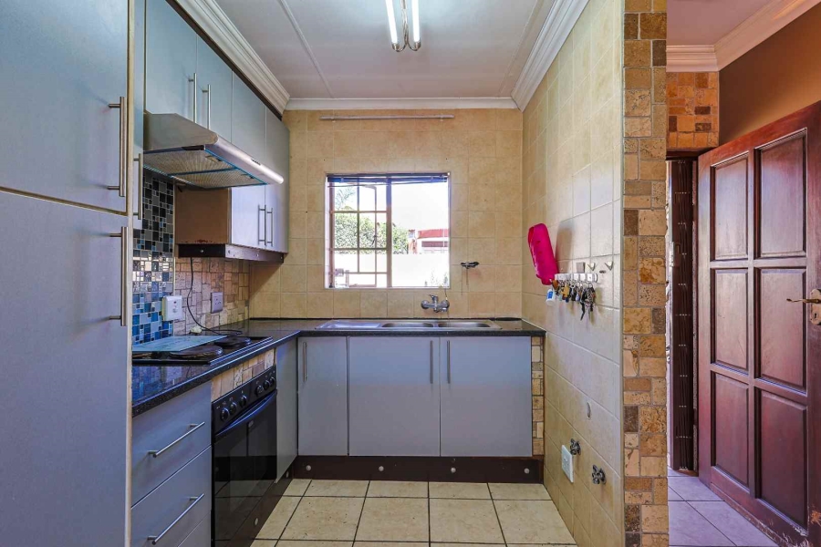 2 Bedroom Property for Sale in Rooihuiskraal North Gauteng