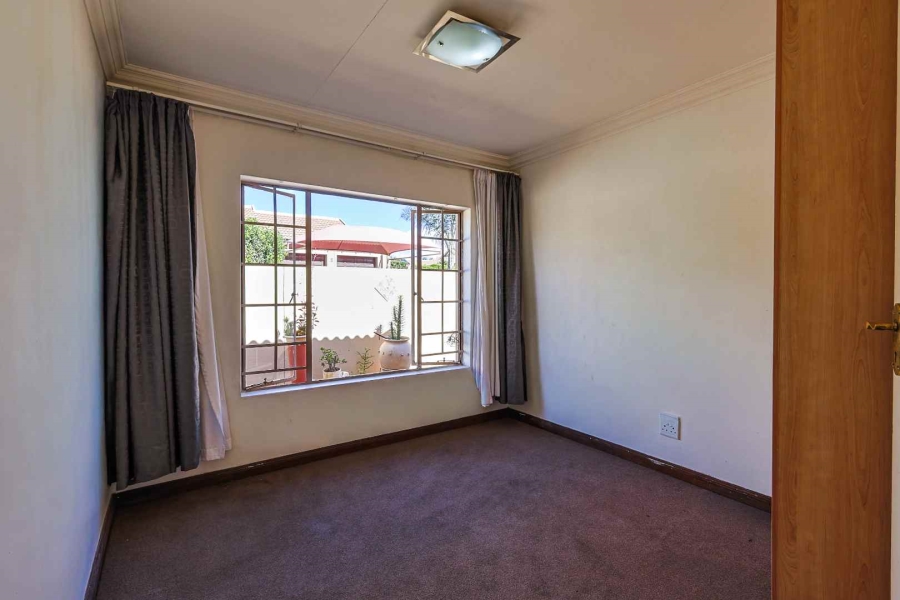 2 Bedroom Property for Sale in Rooihuiskraal North Gauteng