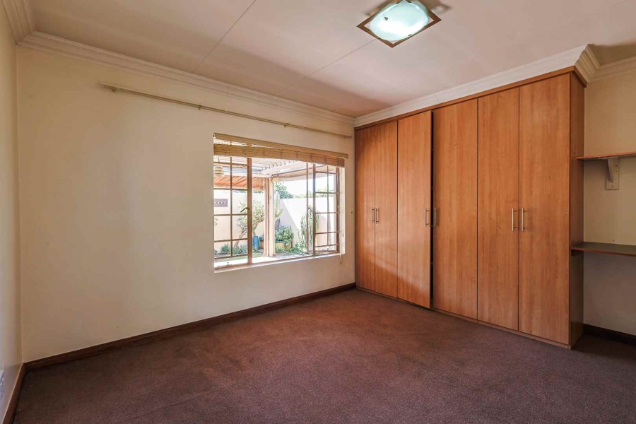 2 Bedroom Property for Sale in Rooihuiskraal North Gauteng