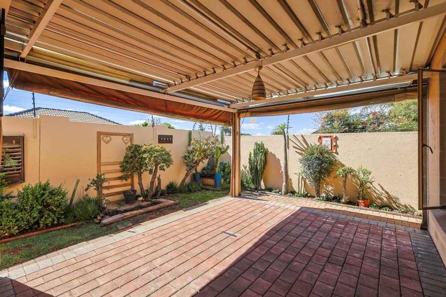 2 Bedroom Property for Sale in Rooihuiskraal North Gauteng