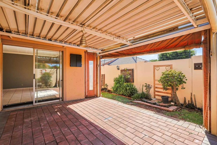 2 Bedroom Property for Sale in Rooihuiskraal North Gauteng