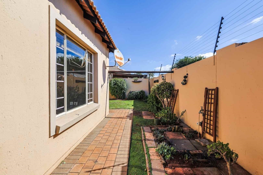 2 Bedroom Property for Sale in Rooihuiskraal North Gauteng