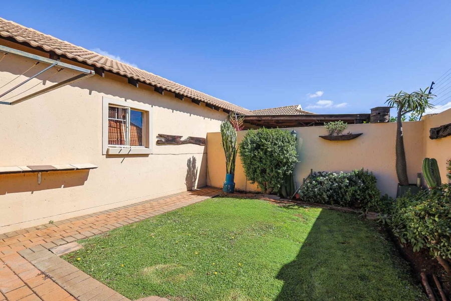 2 Bedroom Property for Sale in Rooihuiskraal North Gauteng