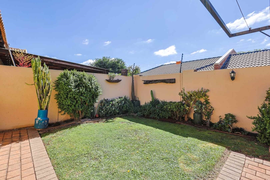 2 Bedroom Property for Sale in Rooihuiskraal North Gauteng