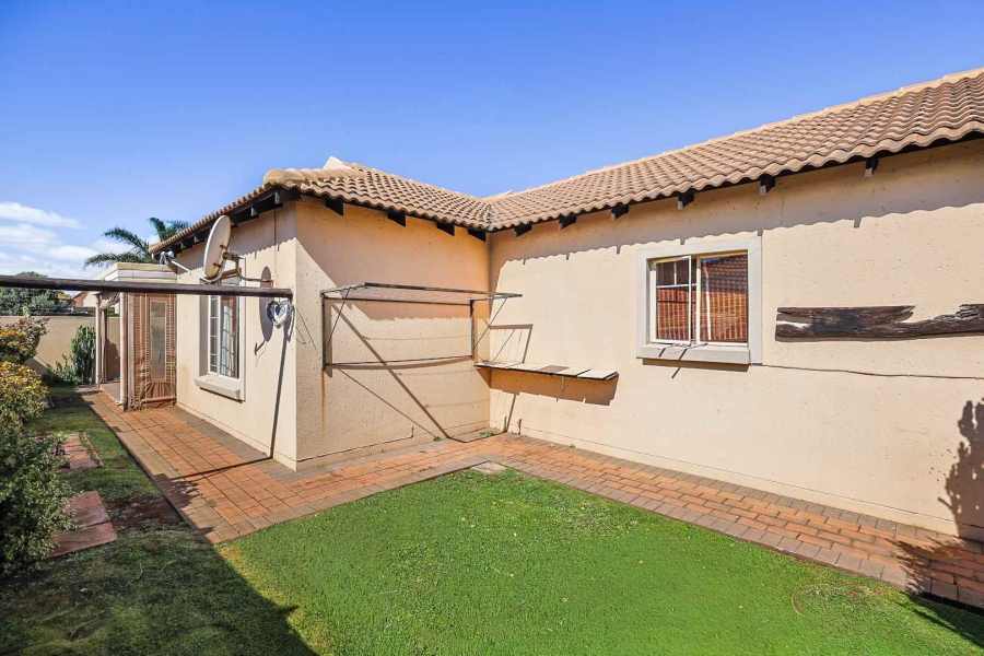 2 Bedroom Property for Sale in Rooihuiskraal North Gauteng