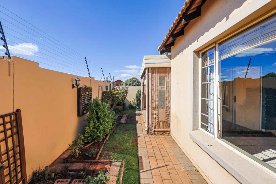 2 Bedroom Property for Sale in Rooihuiskraal North Gauteng